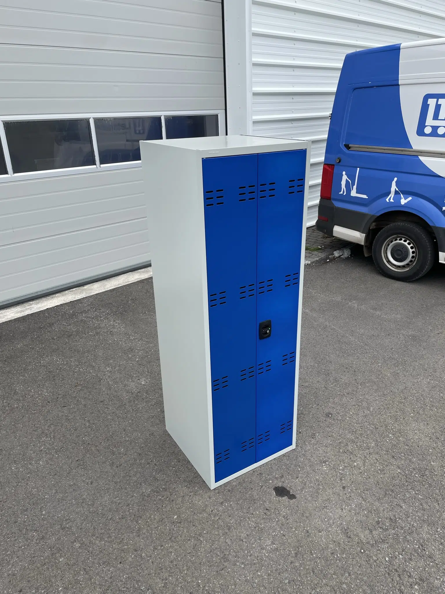 Starfsmannaskápur breiður